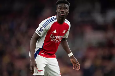 ساكا يخرج من مباراة أرسنال وإيبسويتش تاون مصابًا